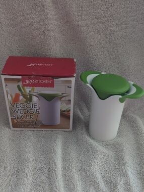 Gia's KITCHEN Veggie Wedgie Slicer - White with Green Lid